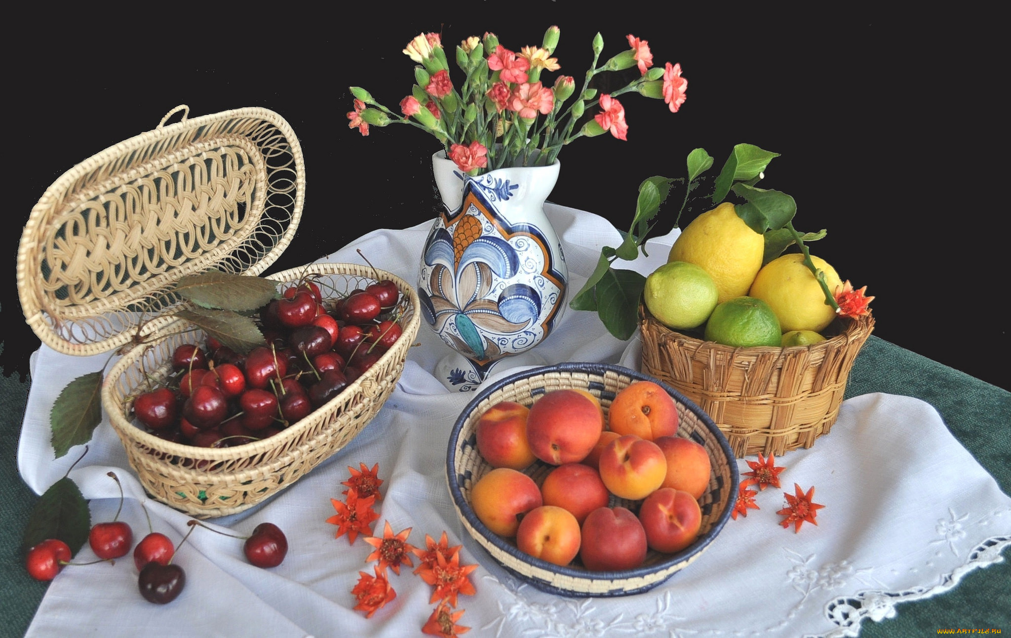 Фрукты и ягоды в вазе